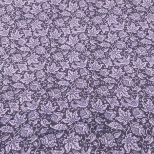 Trikotaaž, lillad lilled ja linnud tumesinisel