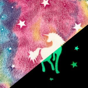 Pimedas helendav fliis - ükssarvikud ja tähed