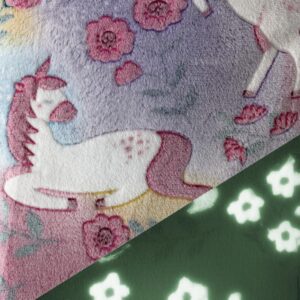 Pimedas helendav fliis - ükssarvikud ja lilled